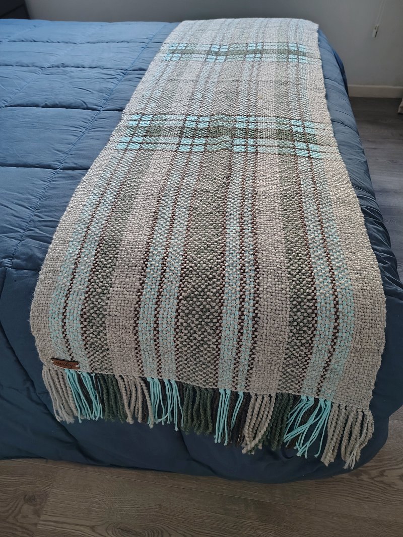 Pies de cama tejidos en telar Lemu artesanales detalle